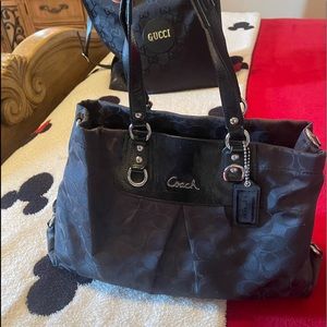 Black authentic coach shoulder bag, minimal signs of use. Very good condition.
